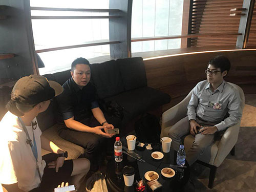 哩咕游戏联合创始人兼COO杨小川(中)与金树科技创始人CEO陈宗炜(右)接受采访