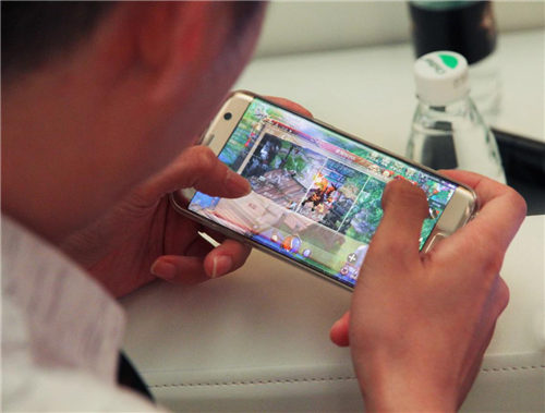 核心玩家正在体验《传奇世界3D》手游
