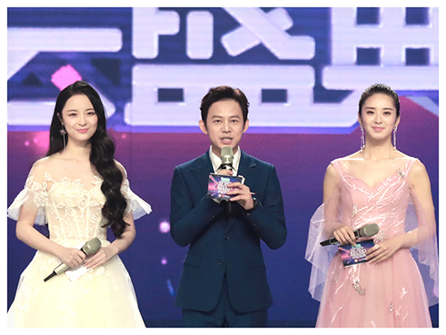 盛典主持人何炅(中)、李莎旻子(左)、刘烨(右)