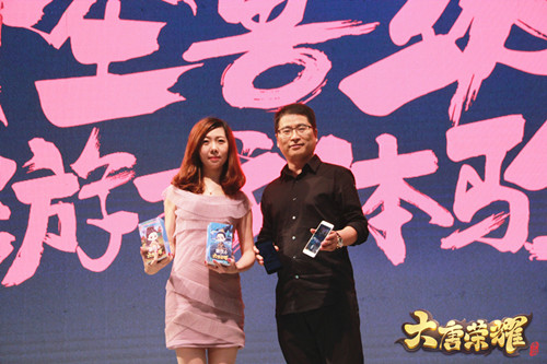 欢瑞游戏副总裁裴蓓与酷派集团CEO刘江峰共同出席发布会