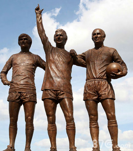 足球大师曼联三圣：乔治·贝斯特、丹尼斯·劳、博比·查尔顿的铜像