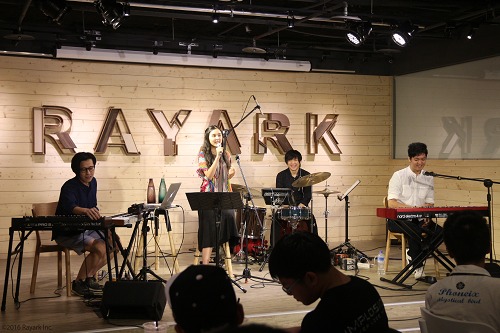台湾乐团「Night Keepers」在兰空咖啡举办音乐会。